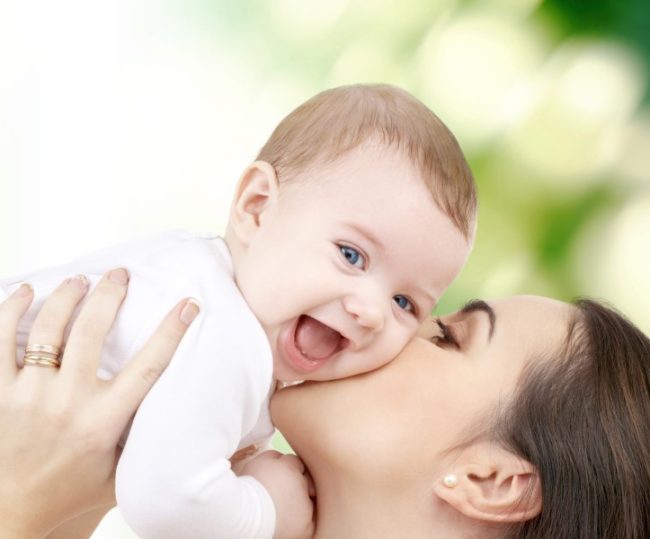 laughing baby playing with mother kinderwunsch stress
