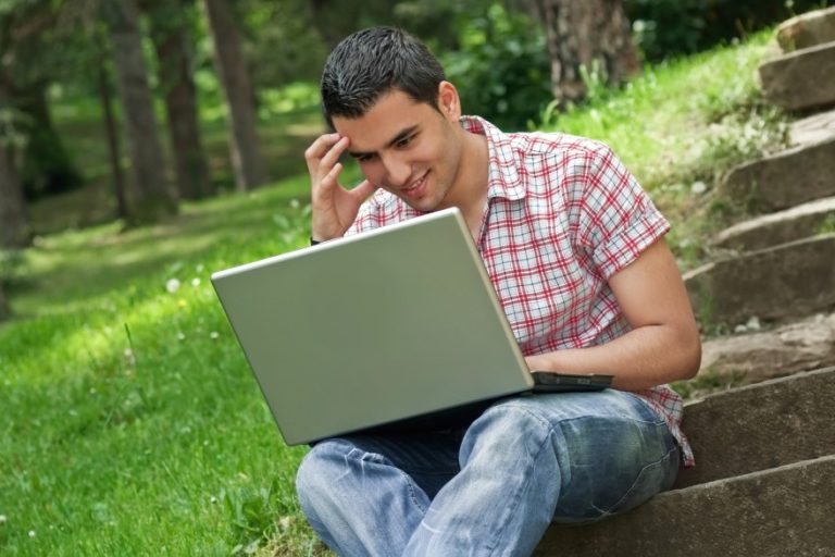 junger mann am laptop mann fruchtbarkeit sinkt